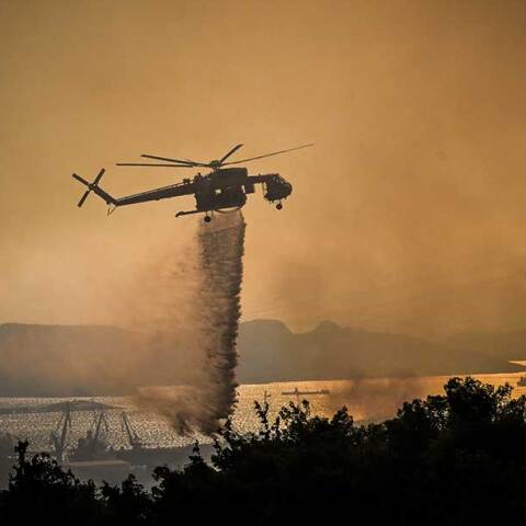 Ελικόπτερο ρίχνει νερό στην πυρκαγιά στο Ποικίλο Όρος, στην Περιφερειακή Αιγάλεω