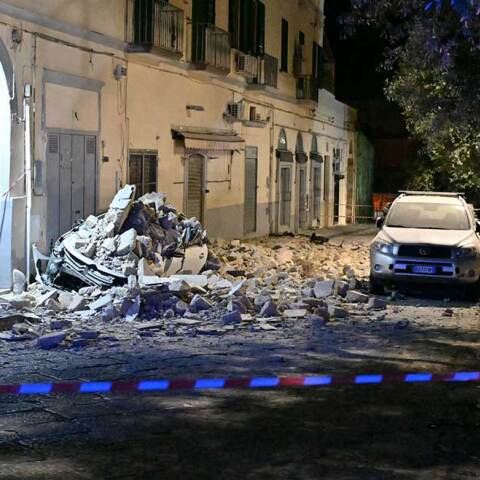 Ζημιές από τον σεισμό σε κτίρια στο Ποτσουόλι, δίπλα στη Νάπολη