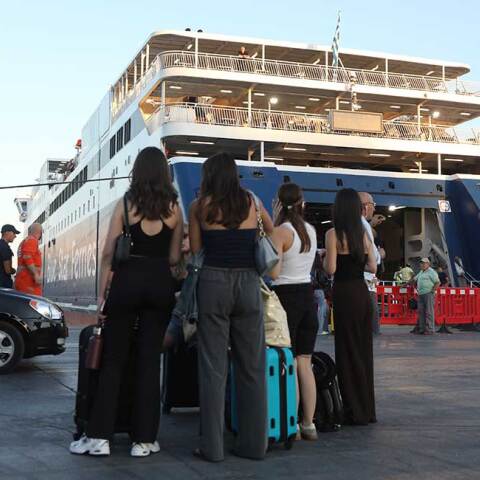 Αδειούχοι του Αυγούστου στο λιμάνι Πειραιά