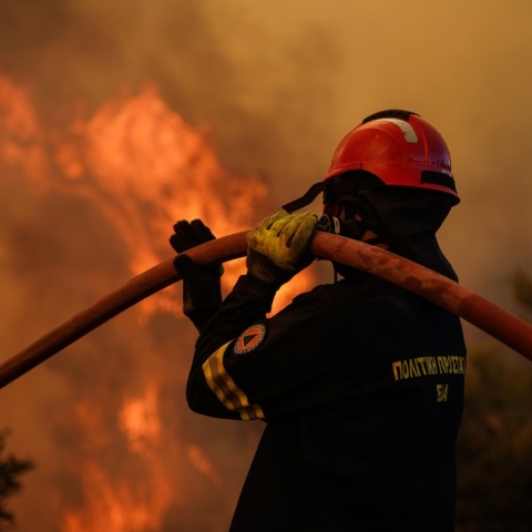 Πυροσβέστης με τη μάνικα ανά χείρας στη φωτιά στη Δυτική Αττική