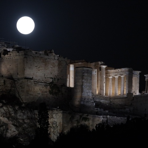 Πανσέληνος Αυγούστου πάνω από τον Παρθενώνα