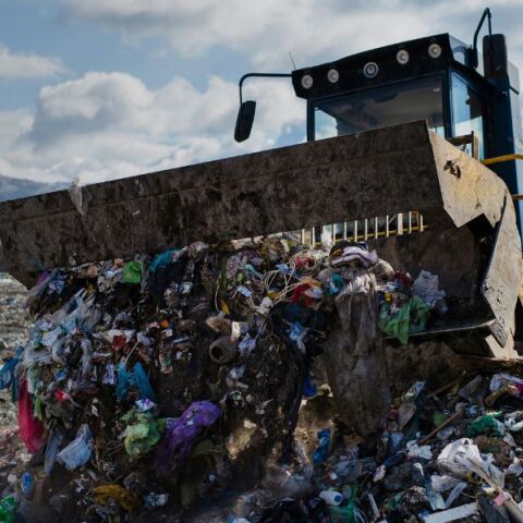 Ιταλία: Υπάλληλοι καθαριότητας εντόπισαν στα σκουπίδια δελτίο λότο αξίας 1 εκατ. ευρώ, μετά από ολοήμερη έρευνα σε βουνά απορριμμάτων.