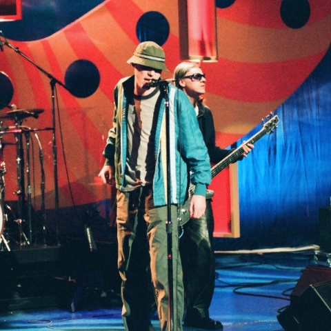 Οι New Radicals επιστρέφουν έπειτα από 28 χρόνια με το «One Night Only», νέο τους τραγούδι για τη ρομαντική κομεντί με Μπαρμπάρο και Τέρνερ.