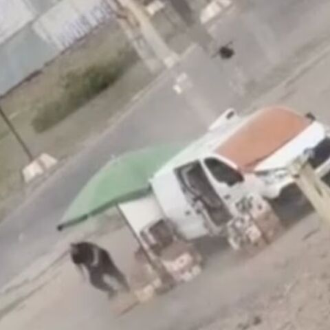 Βίντεο καταγράφει τη στιγμή που ρωσικό drone καταδιώκει και τραυματίζει Ουκρανό μικροπωλητή στη Χερσώνα - Έντονες αντιδράσεις από το Κίεβο