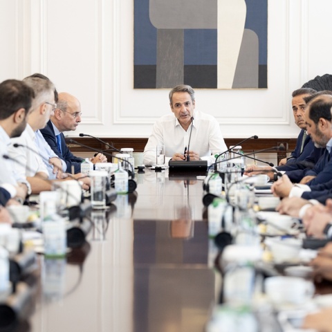 Διυπουργική σύσκεψη για τη στήριξη των πυρόπληκτων στο Μέγαρο Μαξίμου υπό τον Κυριάκο Μητσοτάκη