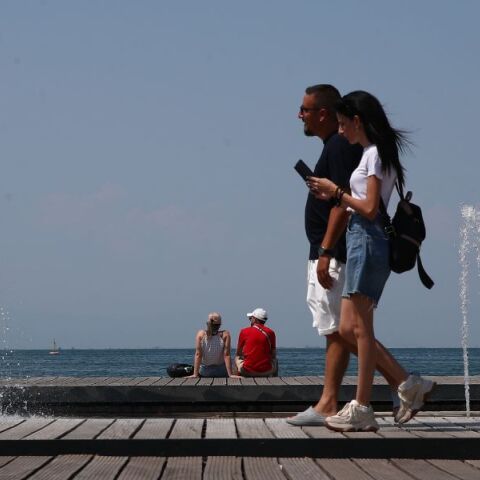 Γενικά αίθριος ο καιρός σήμερα, Σάββατο 8 Αυγούστου, με θερμοκρασίες έως 39°C, μελτέμια στο Αιγαίο και πιθανότητα τοπικών όμβρων τα απογεύματα στα ορεινά.