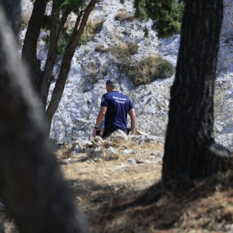 Ταυτοποιήθηκε η 57χρονη που βρέθηκε νεκρή στον Λυκαβηττό - Ο ιατροδικαστής εκτιμά ότι ο θάνατος προήλθε από πτώση προ μιάμισης με δύο ημερών.