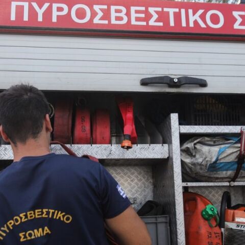 Φωτιά ξέσπασε το πρωί σε ακατοίκητο κτίριο στην οδό Κουμουνδούρου - Η Πυροσβεστική απεγκλώβισε ένα άτομο, συνεχίζονται οι έρευνες