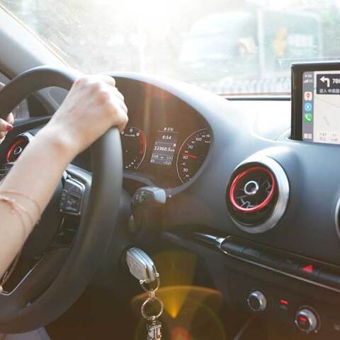 Νεαρή γυναίκα οδηγεί με GPS στο αυτοκίνητο