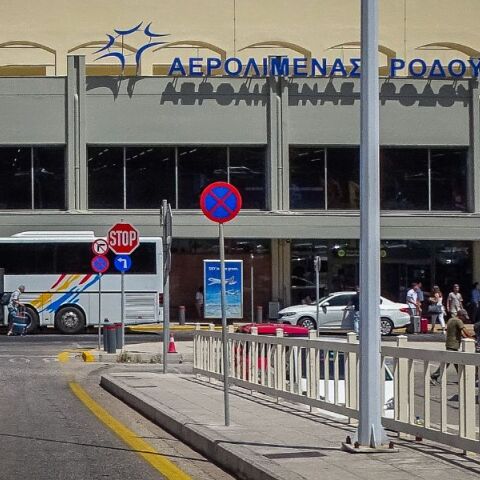 Δύο γυναίκες συνελήφθησαν στο αεροδρόμιο της Ρόδου έχοντας στις αποσκευές τους 3.928 λαθραία πακέτα τσιγάρων - Σχηματίστηκε δικογραφία σε βάρος τους.