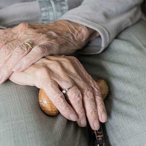 Ηλικιωμένη με μπαστούνι ανάμεσα στα πόδια