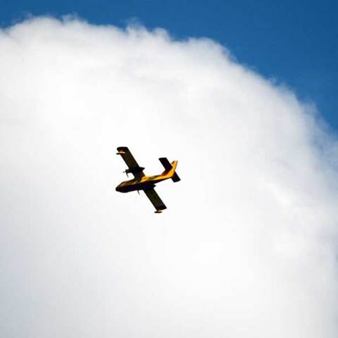 Αεροπλάνο Canadair κατευθύνεται σε δασική πυρκαγιά