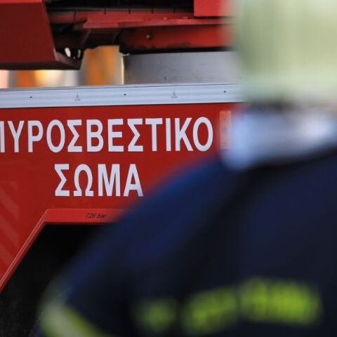 Πυρκαγιά ξέσπασε στη στέγη σχολείου στην Αρτέμιδα Αττικής - Στο σημείο επιχειρούν ισχυρές δυνάμεις της Πυροσβεστικής, επιστρατεύτηκε και drone