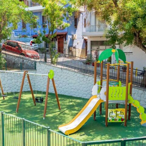 Δύο παιδικές χαρές στην Άνω Πόλη Θεσσαλονίκης ανακατασκευάστηκαν και παραδόθηκαν σε χρήση, ενισχύοντας το δίκτυο των 70 χώρων παιχνιδιού του δήμου