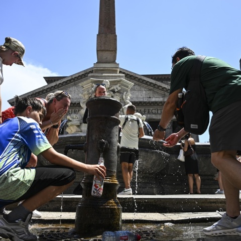 Πολίτες αναζητούν στιγμές δροσιάς σε βρύση σε κεντρικό σημείο της Ρώμης