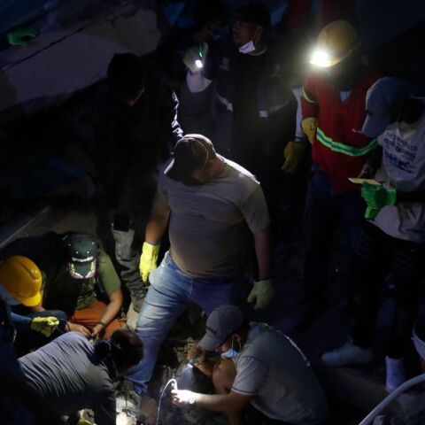 Η 32χρονη Ντανιέλα Λάργκο ανασύρθηκε ζωντανή στην Κολομβία 36 ώρες μετά τον σεισμό των 7,4 Ρίχτερ - Οι νεκροί έχουν ξεπεράσει τους 188.