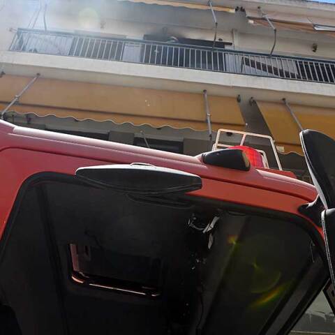 Πυροσβεστικό όχημα μπροστά σε κτίριο για τη φωτιά σε διαμέρισμα