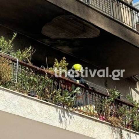 Πυροσβέστης σε διαμέρισμα στη Θεσσαλονίκη όπου εκδηλώθηκε φωτιά