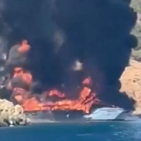 Πυρκαγιά ξέσπασε σε τουριστικό σκάφος στη Φέτιγιε της Τουρκίας - Οι 115 επιβαίνοντες έπεσαν στη θάλασσα και περισυνελέγησαν σώοι από τις αρχές