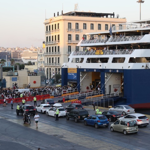 Πλοίο στο οποίο επιβιβάζονται πολίτες