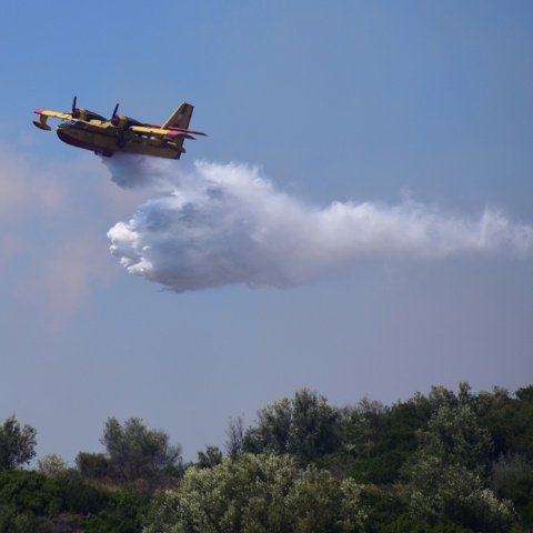 Καναντέρ επιχειρεί για την κατάσβεση φωτιάς