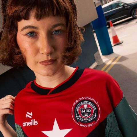 Οι Massive Attack και η Bohemian F.C. αποκάλυψαν τη νέα φανέλα της ομάδας, διαθέτοντας το 30% των κερδών για την παροχή ιατρικής βοήθειας στην Κούβα