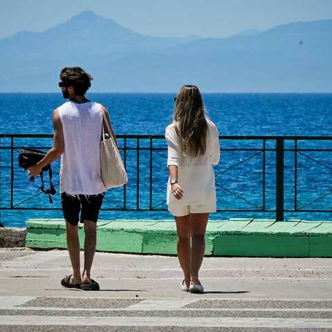 Λουόμενοι κατευθύνονται για μπάνιο σε μια από τις οργανωμένες παραλίες της Αττικής