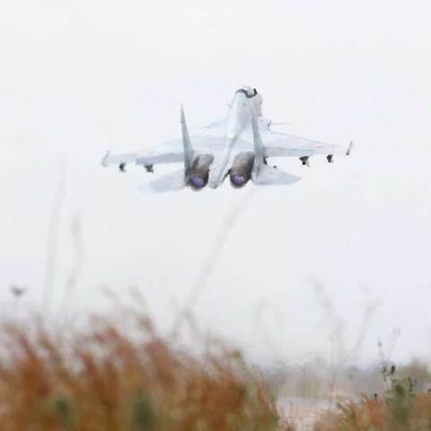 Μαχητικό Su-24 απογειώνεται από στρατιωτική βάση