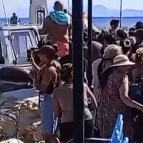 Κάτοικοι και επισκέπτες στη Σαλαμίνα απομακρύνονται με σκάφη από τις παραλίες