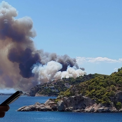 Οι πρώτες εικόνες από τις δύο μεγάλες φωτιές στη Σαλαμίνα - Εκκενώνονται περιοχές 