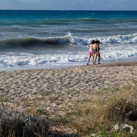 Μελτέμια και κύμα σε παραλία
