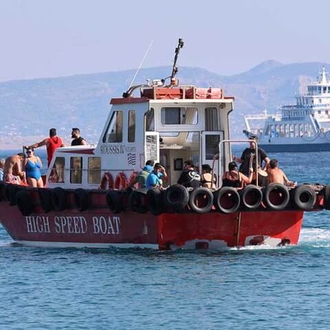 Κάτοικοι και επισκέπτες απομακρύνονται με σκάφη από παραλίες στη Σαλαμίνα