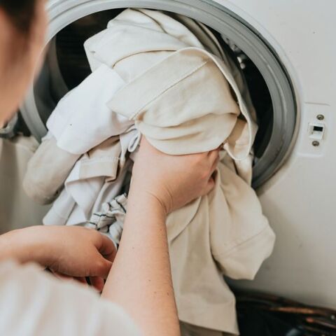 Λεκέδες από αντηλιακό στα ρούχα: Πώς να τα καθαρίσετε εύκολα χωρίς να τα καταστρέψετε