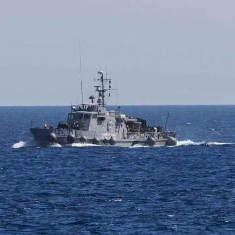 Πλωτό σκάφος του Λιμενικού Σώματος με μετανάστες που διασώθηκαν στη θάλασσα