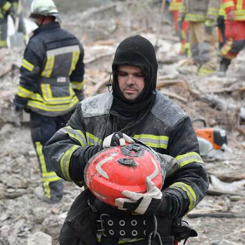 Πυροσβέστης στην Ουκρανία σε σημείο όπου η Ρωσία επιτέθηκε με drones