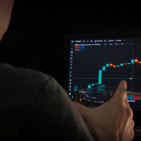 Επενδυτής παρακολουθεί την πορεία των crypto στην αγορά
