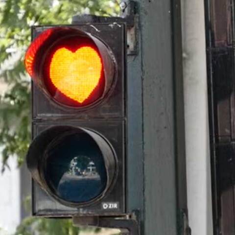 Κόκκινη καρδιά σε φανάρι στην Αλεξανδρούπολη