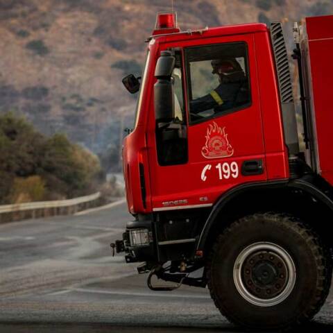 Όχημα της Πυροσβεστικής Υπηρεσίας σε δασική πυρκαγιά