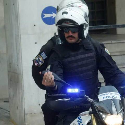Αστυνομικός πάνω σε μηχανή