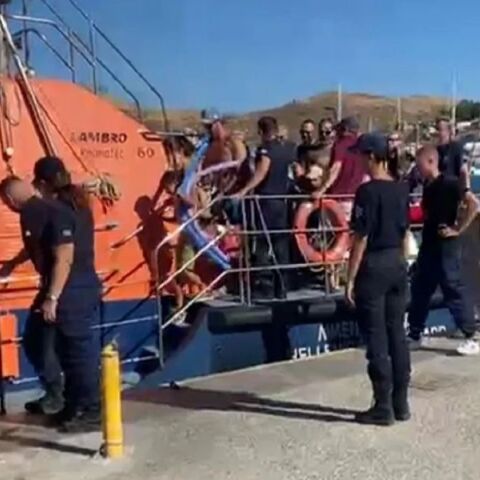 Φωτιά στη Λήμνο: Απομακρύνθηκαν με ναυαγοσωστικό 59 άτομα από την παραλία Θάνος