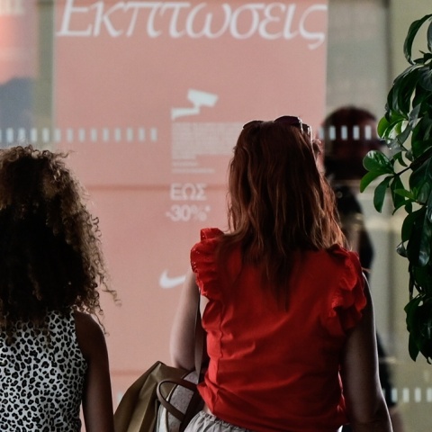 Γυναίκες μπροστά από βιτρίνα με ταμπέλα για θερινές εκπτώσεις 2026
