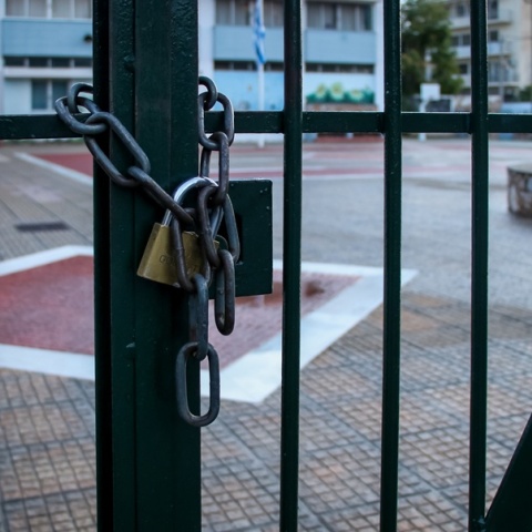 Κλειστό σχολείο με λουκέτο