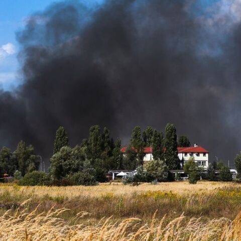 Η Ρωσία εντείνει τις επιθέσεις στο σιδηροδρομικό δίκτυο της Ουκρανίας, με νεκρούς εργαζόμενους και σοβαρές επιπτώσεις στις μεταφορές και την οικονομία.