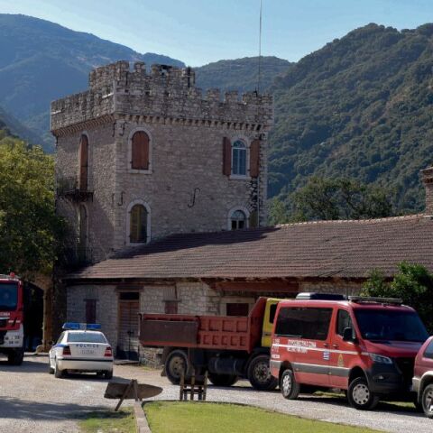 Μεγάλη φωτιά εκδηλώθηκε τα ξημερώματα στην Achaia Clauss στην Πάτρα - Η Πυροσβεστική έσωσε τα ιστορικά κελάρια και τη γύρω δασική έκταση.