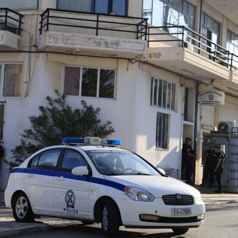 Δικογραφία για απόπειρα ανθρωποκτονίας σχηματίστηκε σε βάρος του 31χρονου που εισέβαλε με μαχαίρι στο Α.Τ. Μάνδρας - Ο αστυνομικός αφέθηκε ελεύθερος