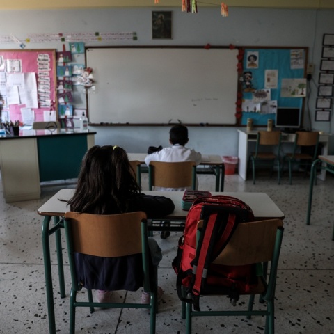Παιδιά σε σχολική αίθουσα καθισμένοι στα θρανία τους