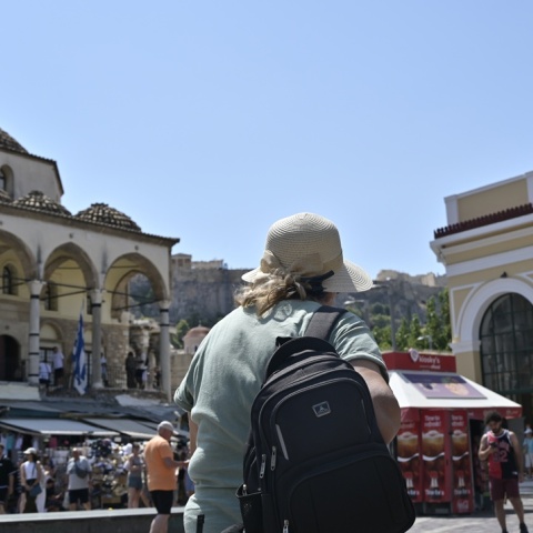 Άτομο στην πλατεία Μοναστηρακίου