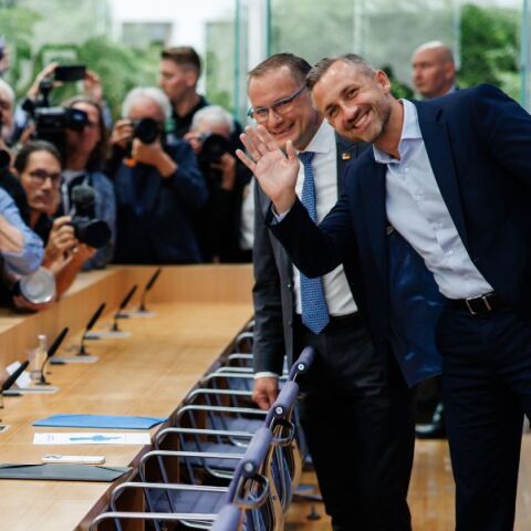 Γερμανία: Το ακροδεξιό AfD πέτυχε ιστορική νίκη στη Σαξονία-Άνχαλτ με 43,8% και ζητά συνεργασίες για να κυβερνήσει, προκαλώντας σοκ στο πολιτικό σκηνικό.