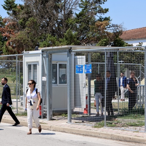 Πολίτες έξω από τον χώρο όπου πραγματοποιείται η δίκη για τα Τέμπη