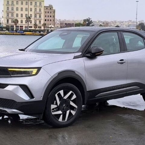 Οδηγούμε το compact SUV Opel Mokka 1.2 που δεν μπορεί να προσπεράσεις